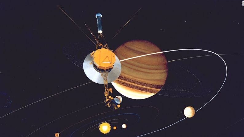 De todas las misiones de la NASA, ninguna ha visitado tantos planetas, anillos y lunas como las naves gemelas Voyager 1 y Voyager 2, que se lanzaron en 1977. Cada sonda está mucho más alejada de la Tierra y del Sol que Plutón. En agosto de 2012, el Voyager 1 realizó la entrada histórica en el espacio interestelar, la región entre las estrellas. Ambas naves espaciales aún envían información científica a la NASA.