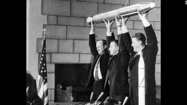 Un modelo de Explorer 1, el primer satélite de Estados Unidos, en manos de, desde la izquierda, el oficial de la NASA William Pickering, el científico James Van Allen y el pionero del cohete Wernher von Braun. El equipo se reunió en una conferencia de prensa en la Academia Nacional de Ciencias en Washington para anunciar el lanzamiento exitoso del satélite. Había sido lanzado unas horas antes, el 31 de enero de 1958.