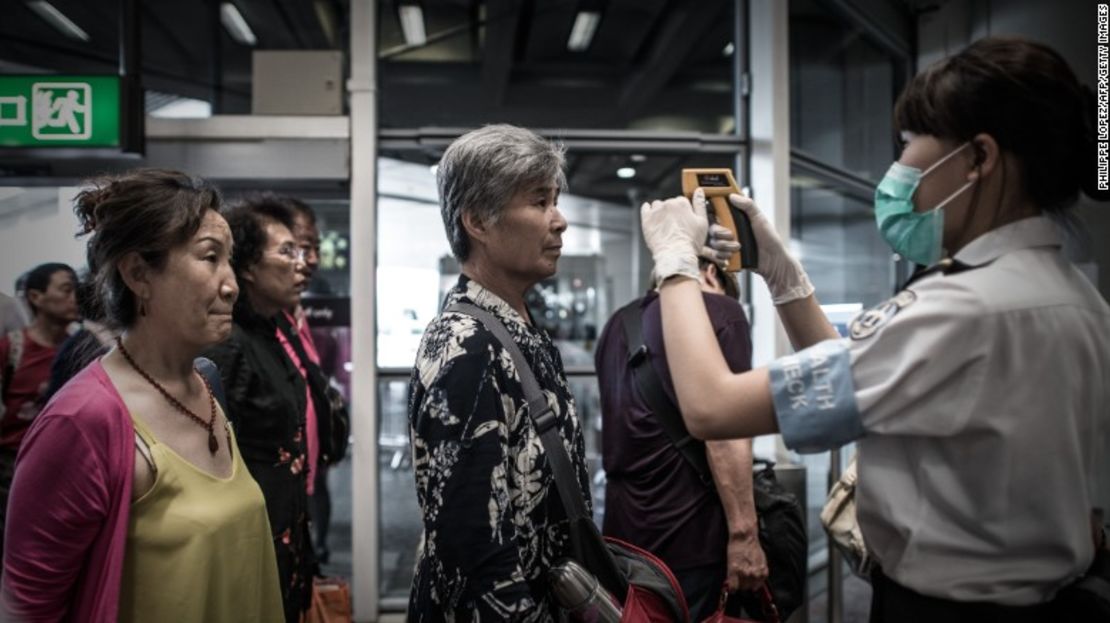 Como medida preventiva contra el contagio del MERS, en el aeropuerto de Hong Kong se les tomó la temperatura a los pasajeros en 2015.