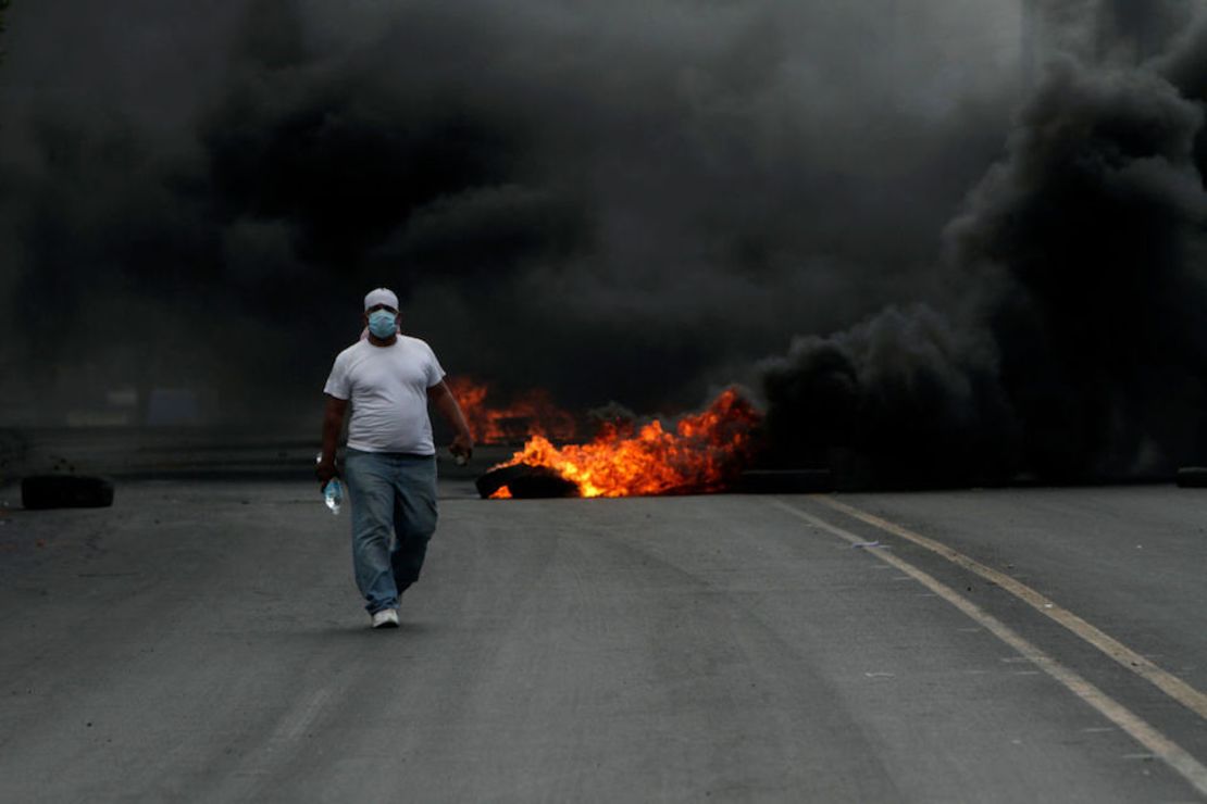 Protestas frente a la Universidad de Ingeniería en Managua el 20 de abril.