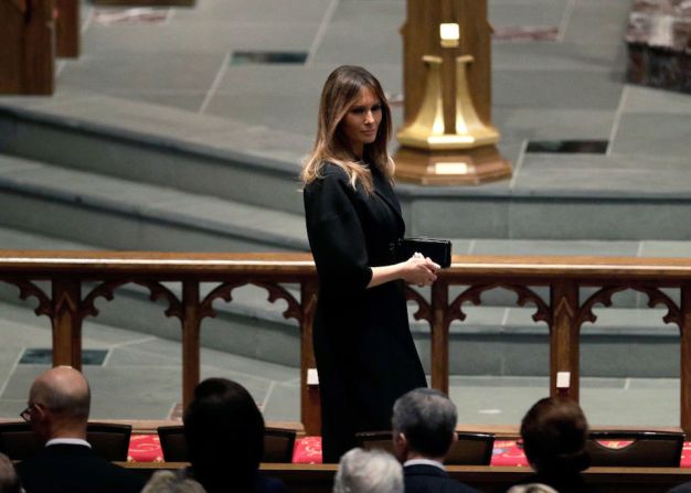 La primera dama de Estados Unidos Melania Trump acudió al funeral en representación del presidente Donald Trump, quien informó el jueves que no asistiría al funeral para "evitar interrupciones" debido a la seguridad y por respeto a la familia Bush.