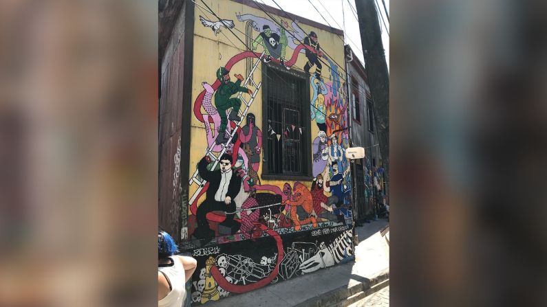 Son cinco los barrios en donde podrás encontrar más de 200 murales: El Barrio Puerto, Cerro Polanco, Cerro Alegre, Van Buren y Cerro Cárcel.