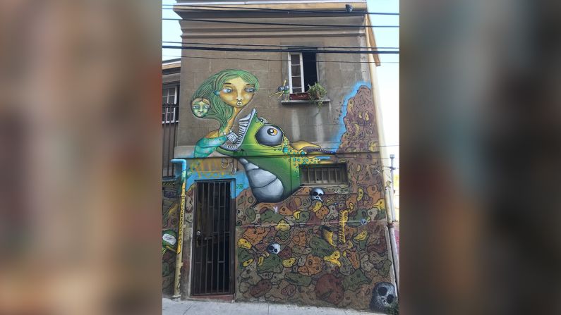 Caminar por las calles de Valparaíso es toda una experiencia artística, para donde sea que los turistas miren, encontrarán diversos murales. De hecho, Valparaíso es considerada la capital chilena del graffiti.