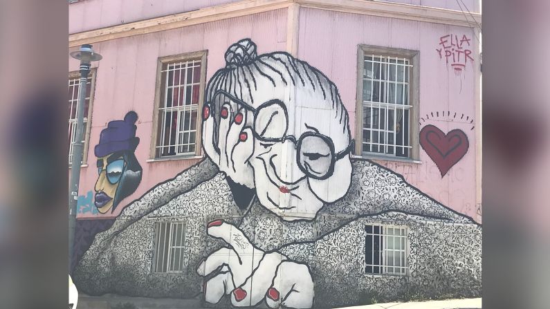 Una de las actividades obligatorias si visitas Valparaíso, Chile, es buscar los murales como este que decoran las calles de Cerro Alegre.