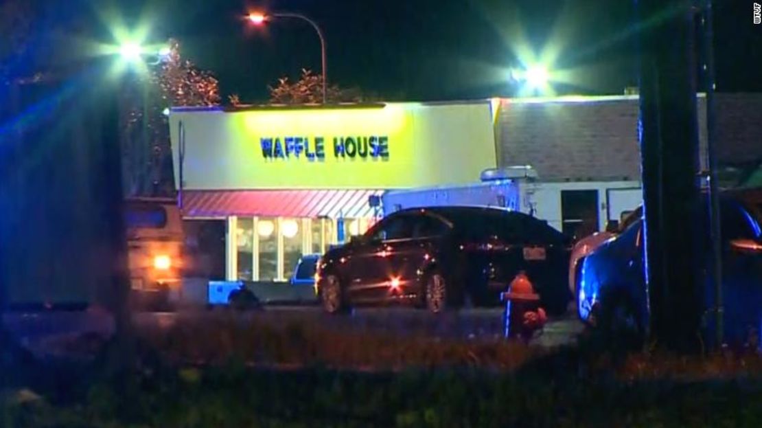 Se registra tiroteo en una sucursal de Waffle House en Tennessee, Estados Unidos.