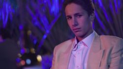 Juanpa Zurita como Alex, el hermano de Luis Miguel.