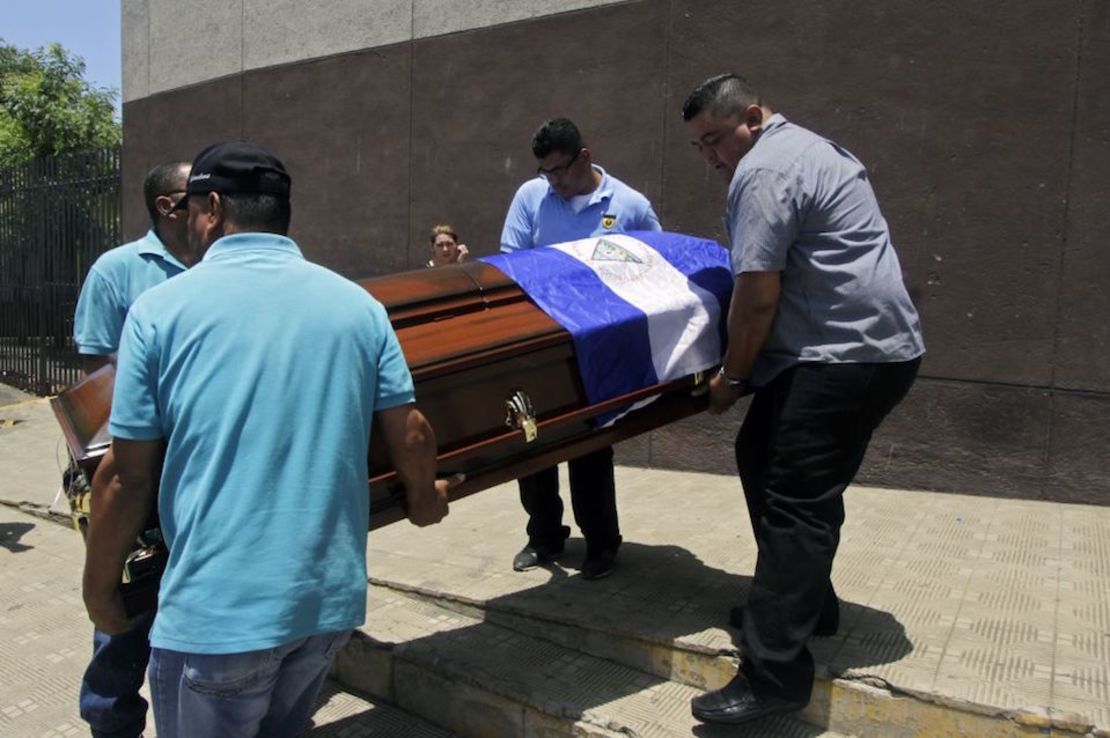 Traslado de un ataúd con el cuerpo de un estudiante que falleció presuntamente durante las protestas en Nicaragua.