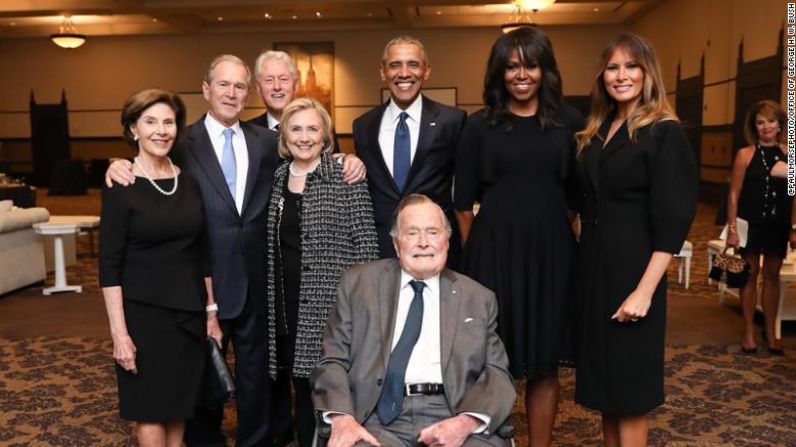 De izquierda a derecha: la ex primera dama Laura Bush, el expresidente George W. Bush, el expresidente Bill Clinton, la ex primera dama Hillary Clinton, el expresidente George H. W. Bush, el expresidente Barack Obama, la ex primera dama Michelle Obama y la actual primera dama Melania Trump, durante el funeral de la ex primera dama Barbara Bush.