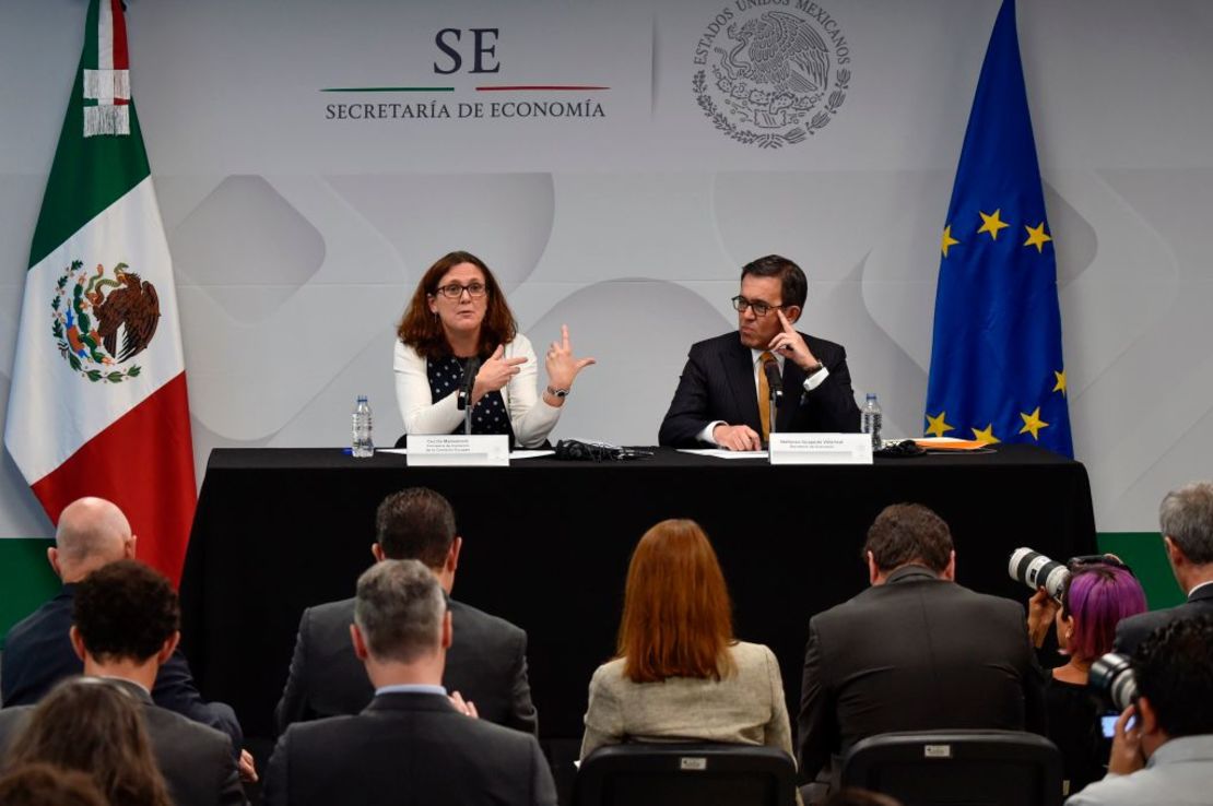 Imagen de archivo. La Comisaria de la Unión Europea para el Comercio, Cecilia Malmstrom. junto al secretario de Economía de México, Idelfonso Guajardo, hablan con los periodistas en Ciudad de México el 8 de mayo de 2017.