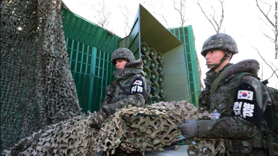 Soldados surcoreanos ocultan una tapa de los altavoces en una base militar cerca de la frontera entre Corea del Sur y Corea del Norte el 8 de enero de 2016 en Corea del Sur.