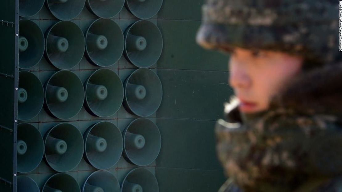 Un militar frente a los altavoces de propaganda de Corea del Sur frente a la frontera con Corea del Norte.