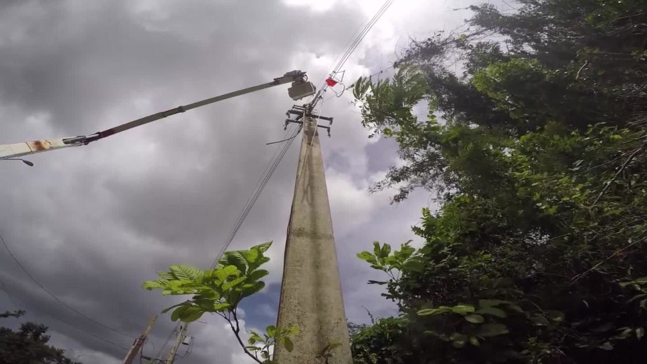CNNE 517638 - puertorriquenos por interrupciones electricas- "algo esta fallando"