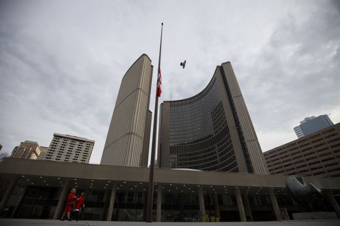 Bandera de Canadá a media asta frente al Ayuntamiento de Toronto un día después del atropello masivo en esa ciudad.