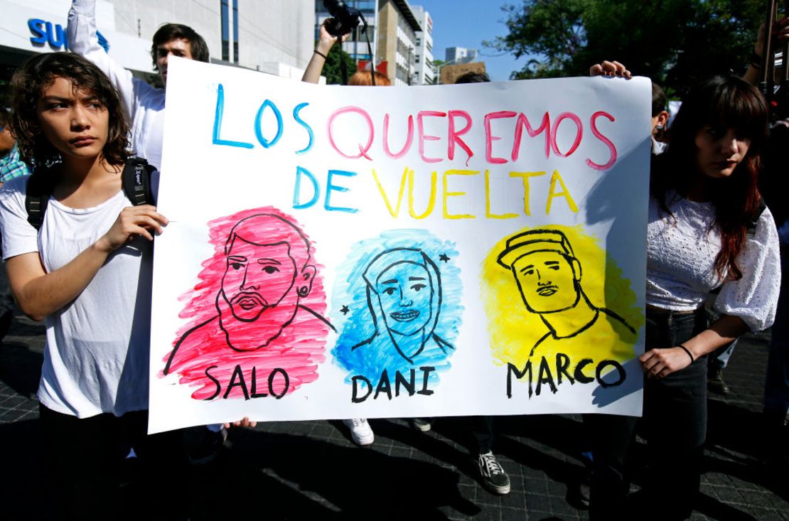 Students take part in a protest to demand the appearance of three missing film students alive, three days after they went missing in Guadalajara, Jalisco state, Mexico, on March 22, 2018.
Three film students from the University of Audiovisual Media of Jalisco state went missing last Monday. According to the denounce they were intercepted when they were returning from a shooting in the western locality of Tonala. Mexican Oscar-winning director Guillermo del Toro, native from Guadalajara, joined in the claim through Twitter. / AFP PHOTO / Ulises Ruiz