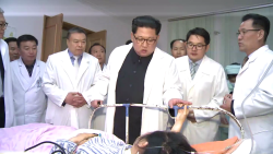 CNNE 517700 - kim jong un visita a sobrevivientes de accidente de bus