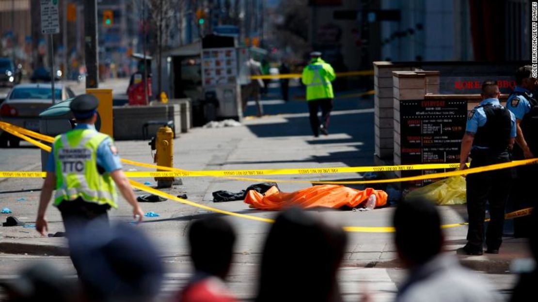 Un cuerpo cubierto en el suelo tras el incidente en Toronto.