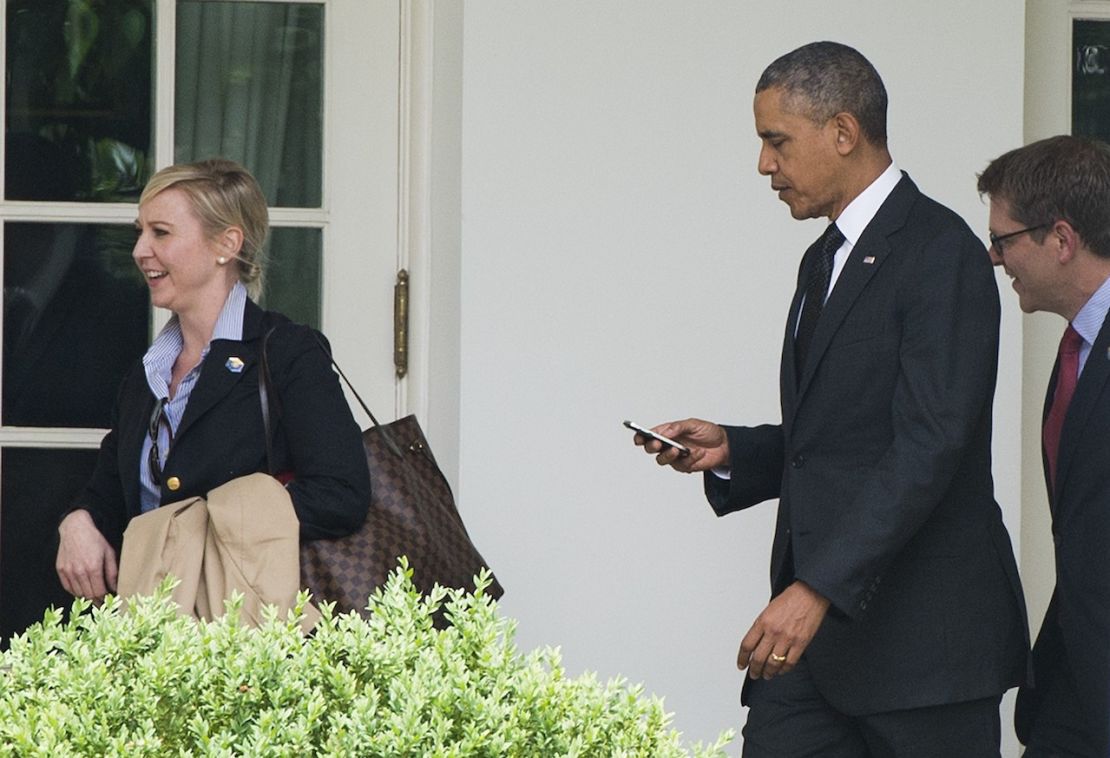 El presidente Barack Obama usa su teléfono mientras camina hacia el ala oeste de la Casa Blanca el 15 de mayo de 2014.