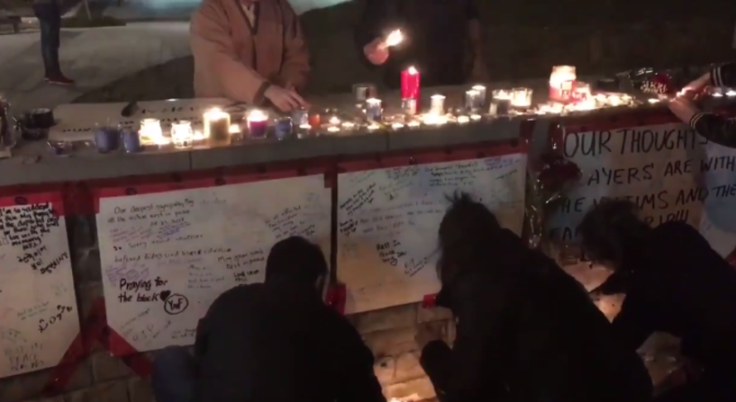 Durante la noche tras el atropello en Toronto, decenas de personas dejaron mensajes como homenaje.