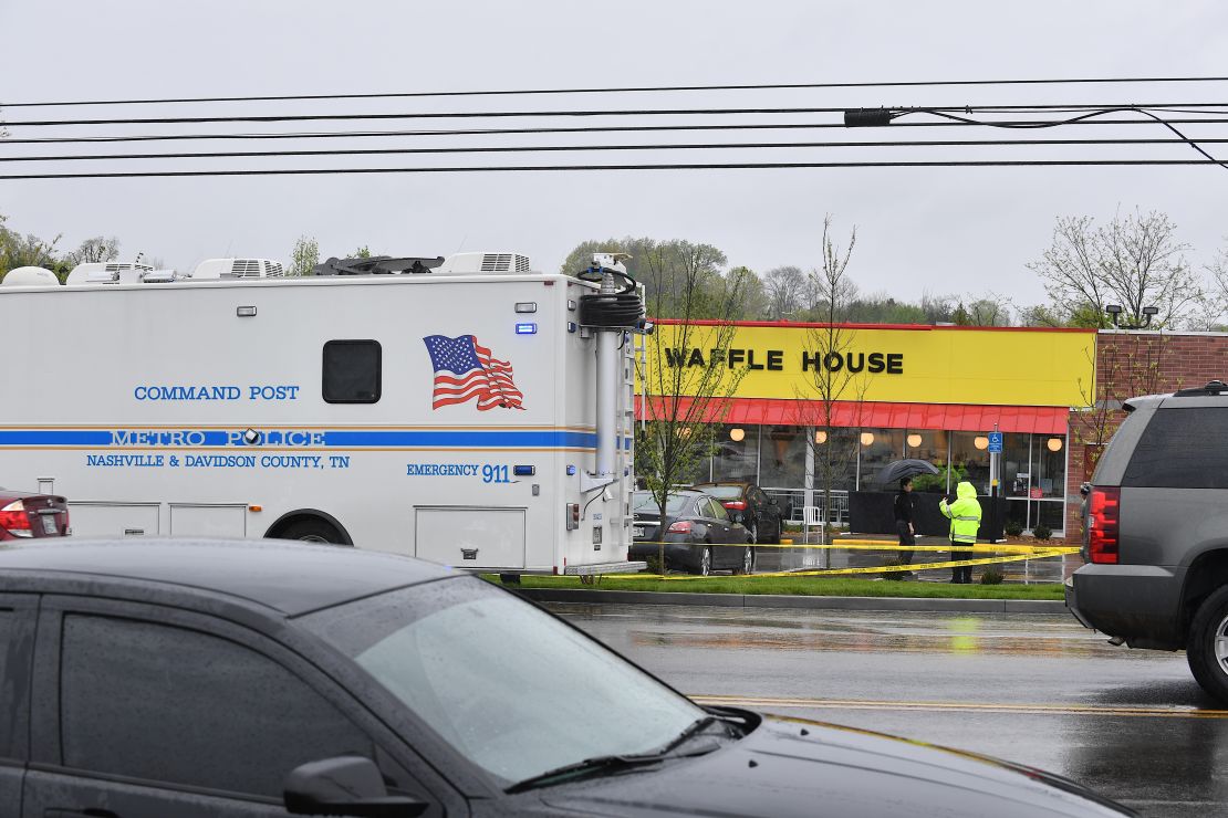 Fachada del local de Waffle House donde ocurrió el tiroteo que dejó cuatro personas muertas.