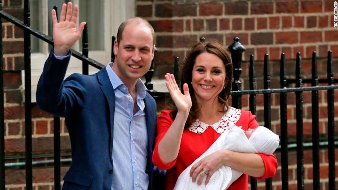 Los duques de Cambridge William y Kate saludan al público al salir del hospital St. Mary tras el nacimiento de su tercer hijo.