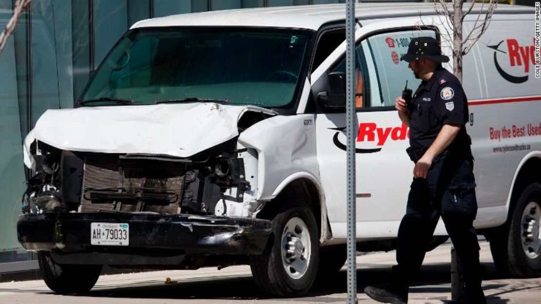 La policía inspecciona la camioneta sospechosa de estar involucrada en el atropellamiento masivo que hirió a por lo menos 8 personas en Toronto, Canadá, este lunes.