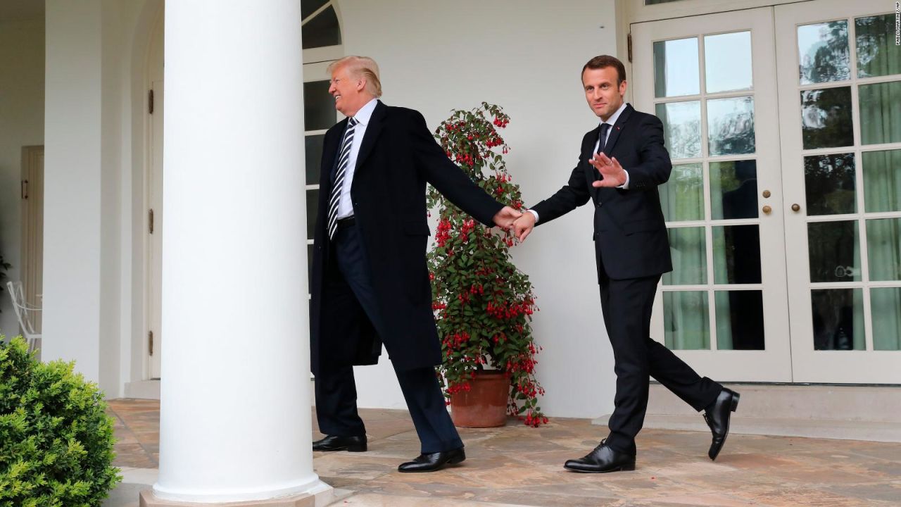 Trump bromea con Macron al sacudirle la caspa de su traje