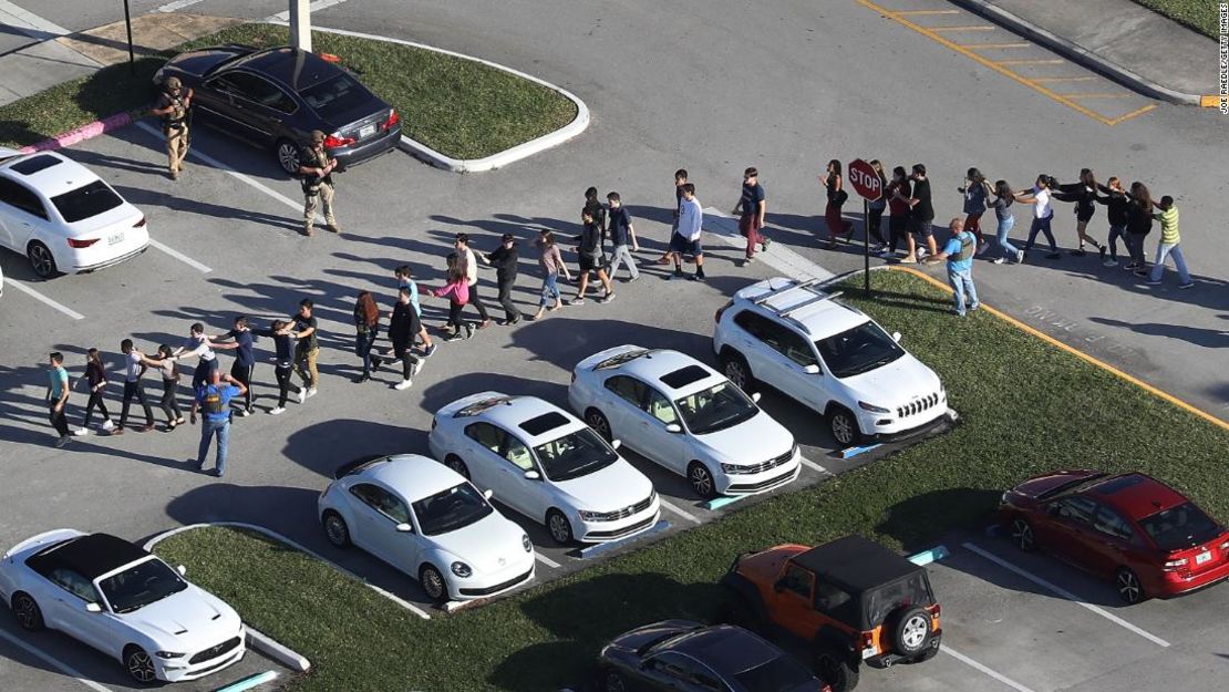 Estudiantes salen de la escuela secundaria Stoneman Douglas en Parkland, Florida, el 14 de febrero de 2017.