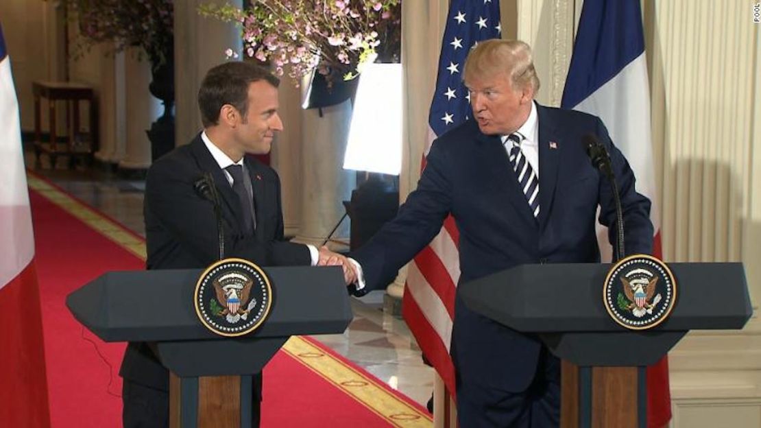 El presidente de Francia Emmanuel Macron saluda al presidente de Estados Unidos, Donald Trump, en una conferencia de prensa conjunta en la Casa Blanca el 24 de abril de 2018.