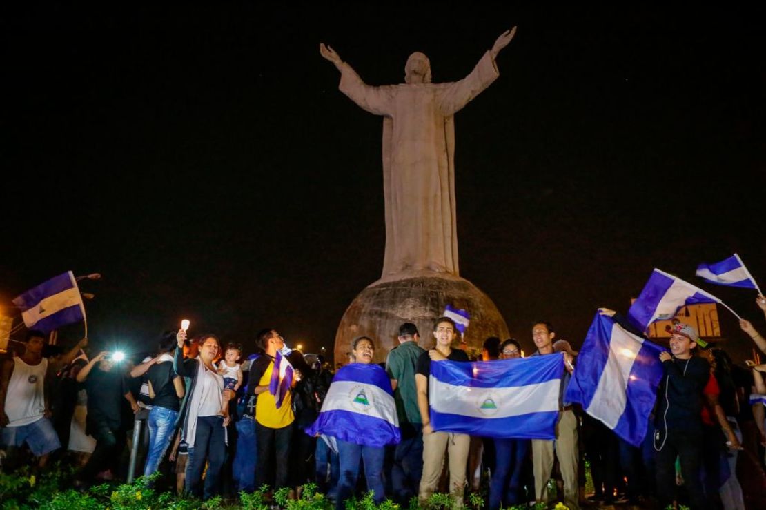 Estudiantes de Nicaragua encienden velas en una vigilia el 24 de abril de 2018, pidiéndole al presidente Daniel Ortega y su esposa, la vicepresidenta Rosario Murillo, que renuncien.