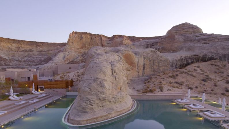 8.- Amangiri, Utah (Estados Unidos). ¿Las vastas llanuras desérticas y las escarpadas montañas te suenan atractivas? Entonces Utah es el lugar que buscas. Situado al final de un camino polvoriento en un gran valle, Amangiri está rodeado de mesetas y riscos. En el corazón del hotel se encuentra el pabellón central de piedra blanca, con una piscina de borde infinito, una galería de arte, una biblioteca, un comedor y una bodega.