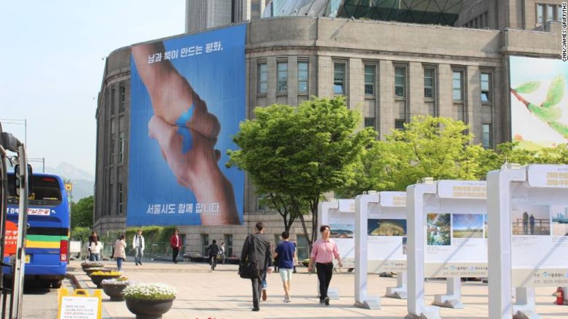 Afiches en Seúl muestran una Corea unida sobre una imagen de dos manos unidas antes de la cumbre.