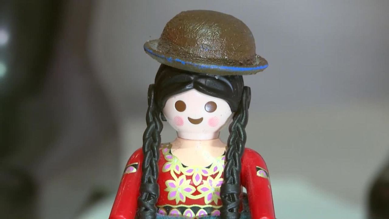 CNNE 518691 - una muneca de la "cholita" pacena hecha de playmobil