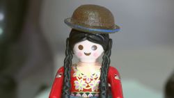 CNNE 518691 - una muneca de la "cholita" pacena hecha de playmobil