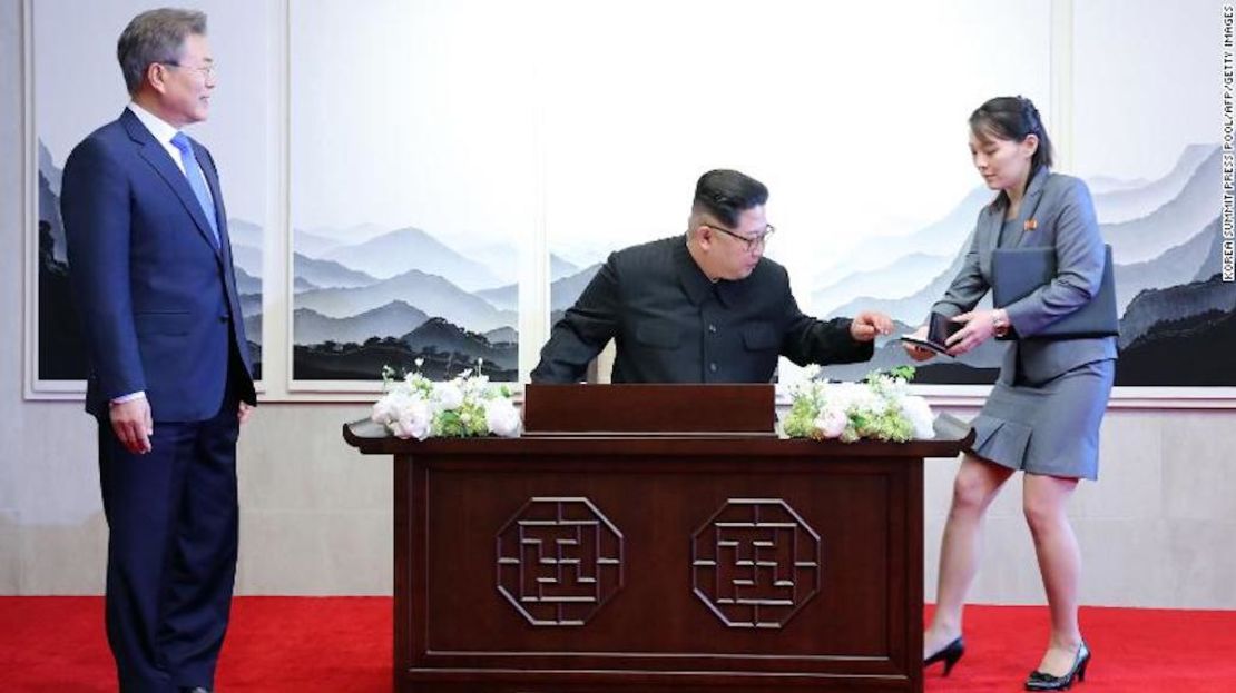 El líder de Corea del Norte Kim Jong Un se prepara para firmar el libro de invitados junto a su hermana Kim Yo Jong durante la cumbre con el presidente de Corea del Sur, Moon Jae-in, en la Casa de Paz construida en el lado sur de la frontera en Panmunjom el 27 de abril de 2018.