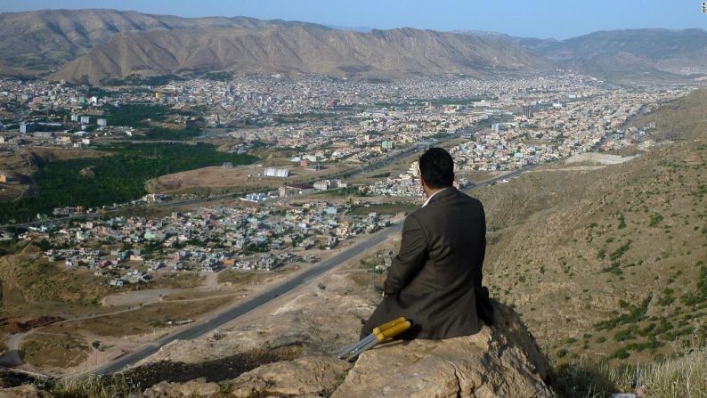 Incapaz de servir en el ejército, Berwari, fotografiado aquí en su ciudad natal de Duhok, regresó con su familia. Pero cuando ISIS arrasó con Siria y partes del norte de Iraq, se unió a los Peshmerga kurdos y, a no tener una pierna, continuó desarmando las minas plantadas por el ISIS. En noviembre de 2014, una de esas minas cobró su vida, junto con las de dos de sus asistentes.