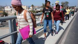 CNNE 519165 - caravana via crucis llego a tijuana, la mitad pediria asilo a ee-uu-