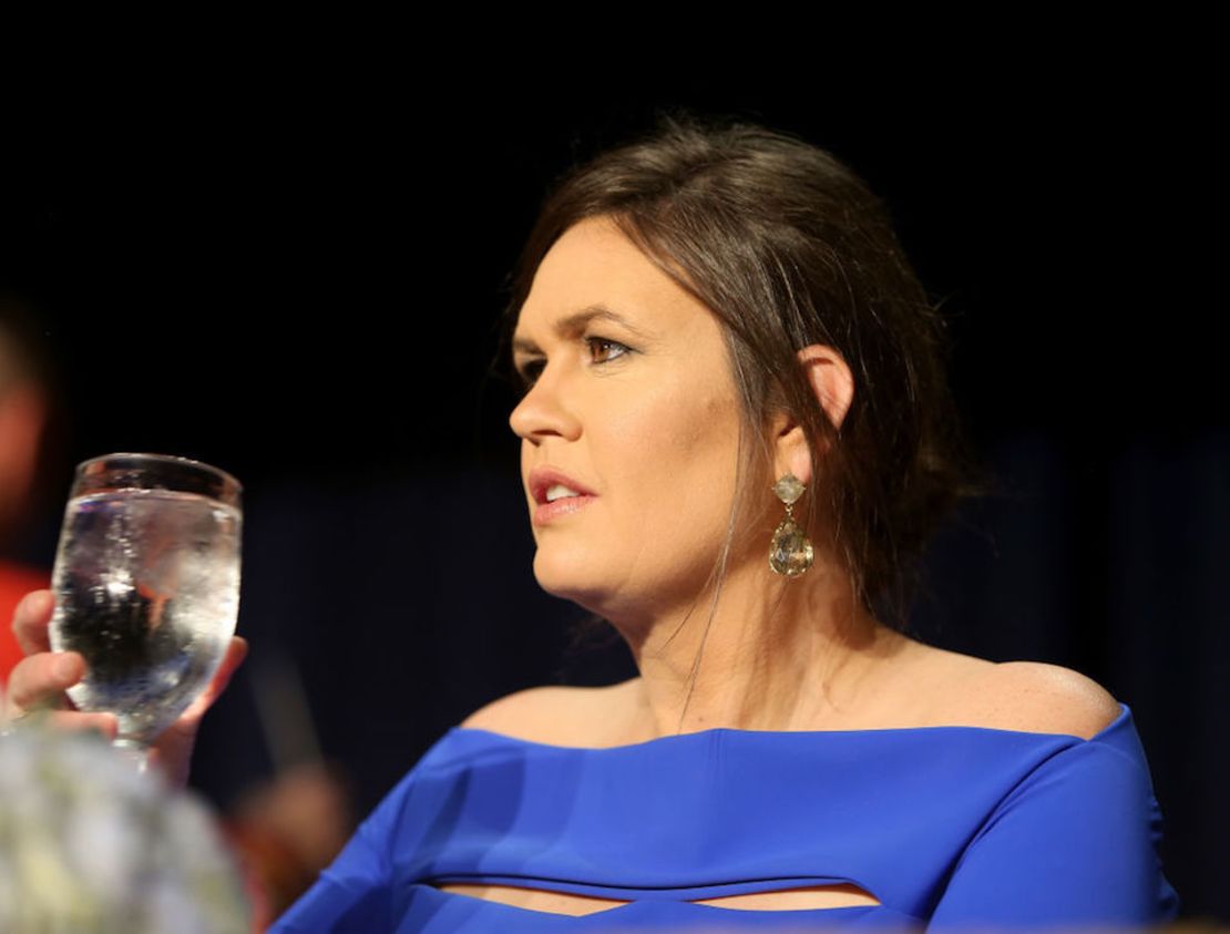 La secretaria de prensa de la Casa Blanca Sarah Sanders representó al presidente Donald Trump durante la cena de corresponsales.