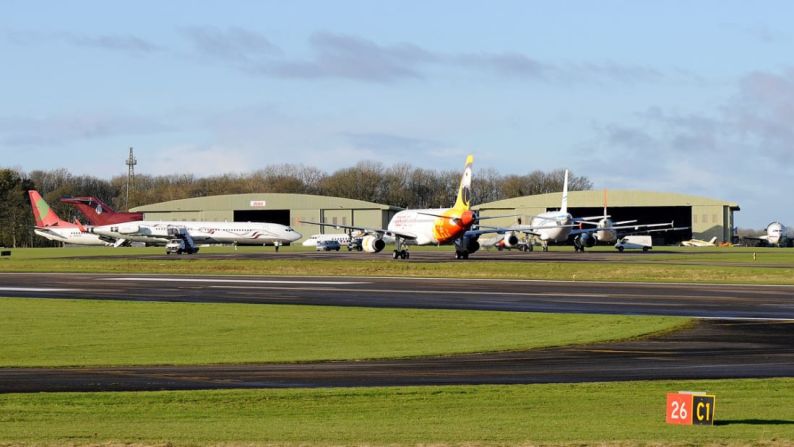 Una vez que una aeronave ha perdido el registro, técnicamente se convierte en desecho. Sus metales, plásticos y líquidos tienen que ser separados y reciclados.