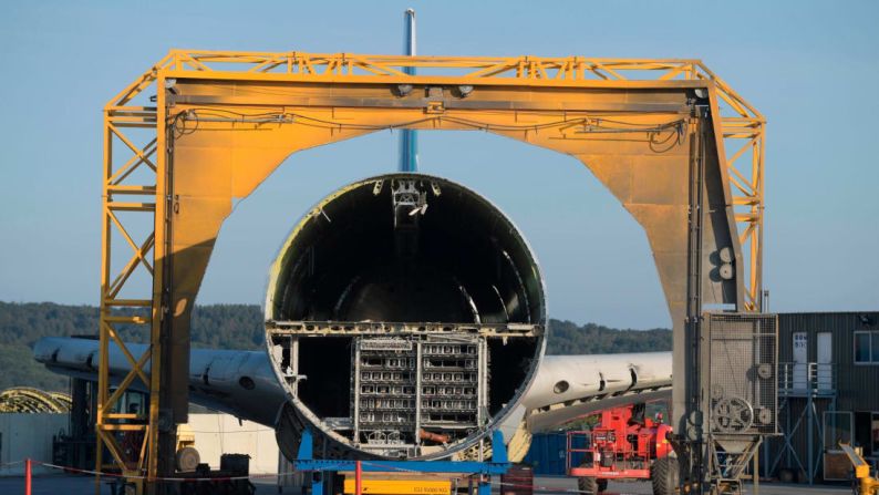 Este arco amarillo en las instalaciones de Tarmac Aerosave en Tarbes es una máquina que puede cortar metal.