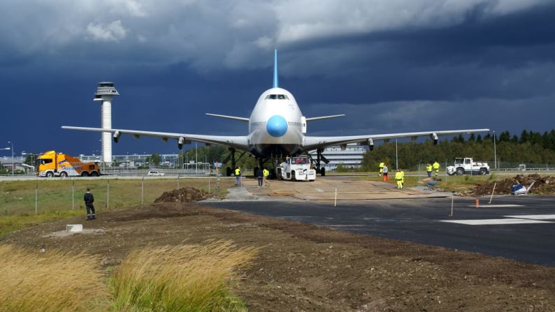 Algunas veces, la forma en la que se reutilizan los aviones puede resultar bastante inusual. Un Boeing 747 en el Aeropuerto Arlanda de Estocolmo fue reconvertido en un hotel.