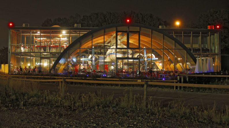 Cerca del aeropuerto de Zurich, un avión Ilyushin Il-14 de la era soviética es la pieza central del restaurante Runway34.