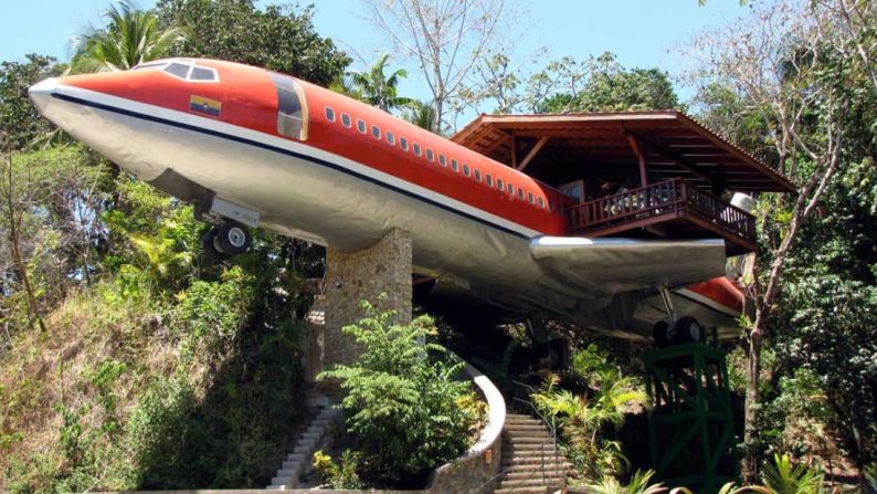 En el Hotel Costa Verde en Costa Rica, puedes pasar la noche en un antiguo Boeing 727 parcialmente sumergido en las copas de los árboles.