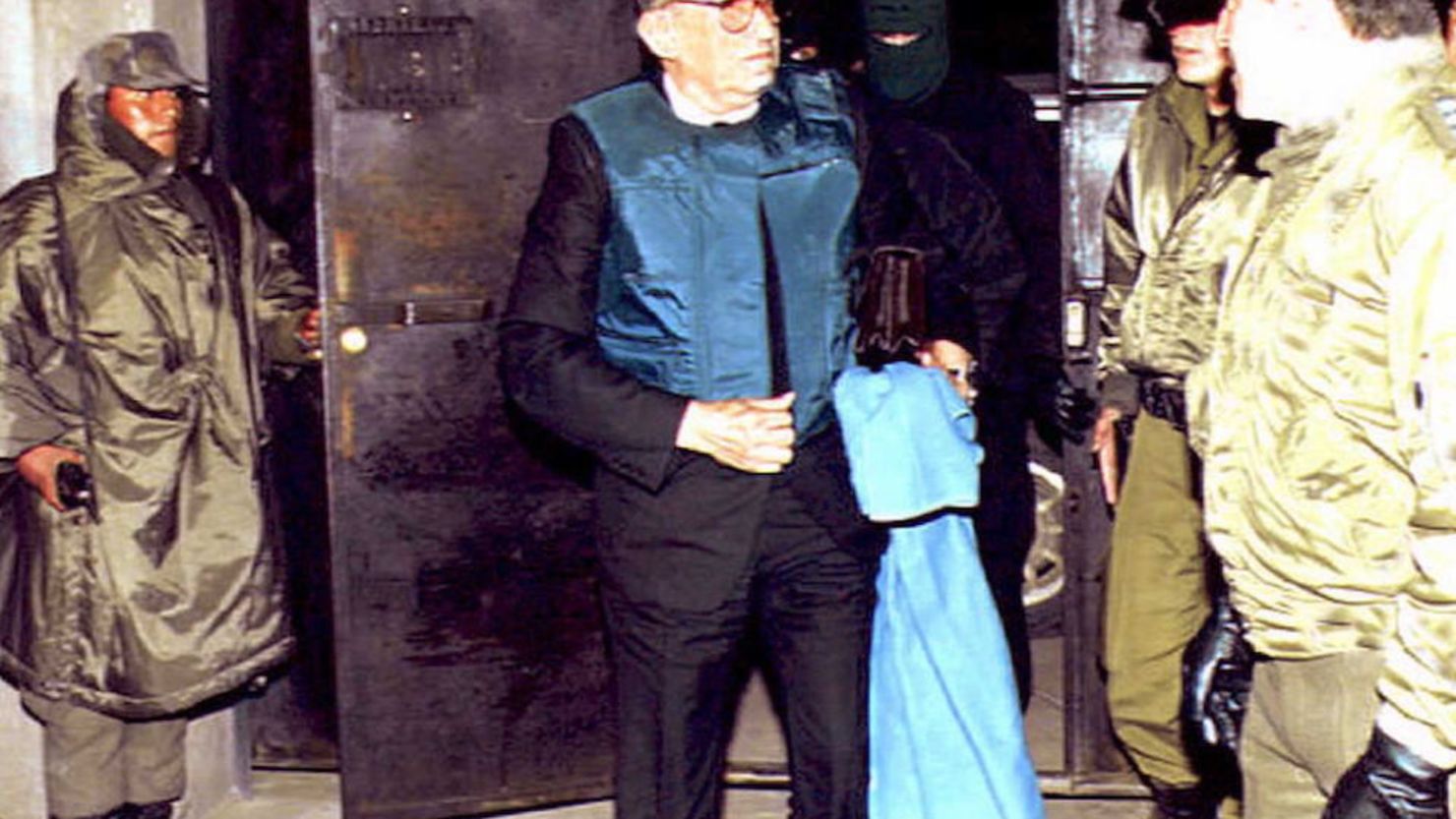 Luis García Meza, exdictador boliviano, a su llegada a la prisión de Chochocoro en 1995.