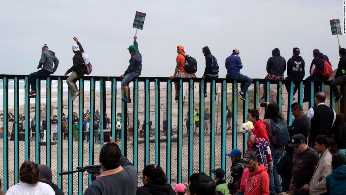 Inmigrantes de Centroamérica llegan a la frontera entre México y Estados Unidos.