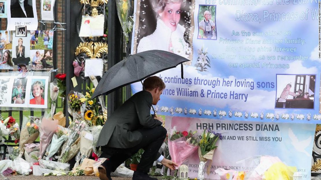 Enrique mira los arreglos florales y los mensajes que quedan como homenajes a la princesa Diana, su madre, en el Palacio de Kensington el 30 de agosto de 2017, el vigésimo aniversario de su muerte.