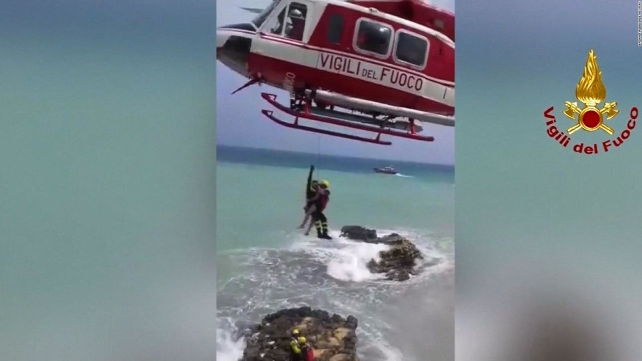 CNNE 519617 - asi rescataron a dos turistas en el mar italiano