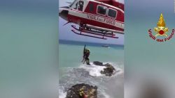 CNNE 519617 - asi rescataron a dos turistas en el mar italiano