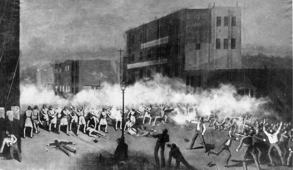 En imagen corresponde a una ilustración de la escena después de la explosión de una bomba en la plaza Haymarket, en Chicago, en mayo de 1886, desde cuando se celebra el Día Internacional del Trabajo.