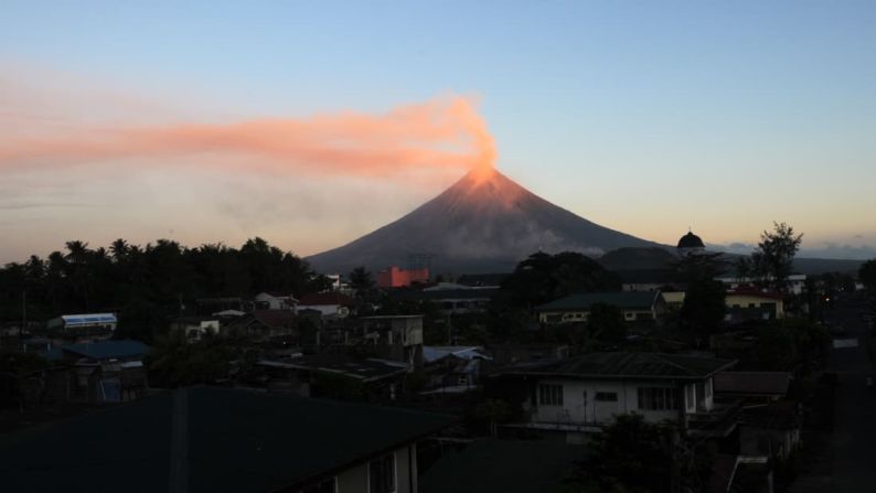 El Monte Mayón en Filipinas es famoso por su forma cónica perfecta. Cualquier ángulo ofrece una imagen deslumbrante. Crédito: TED ALJIBE/AFP/Getty Images