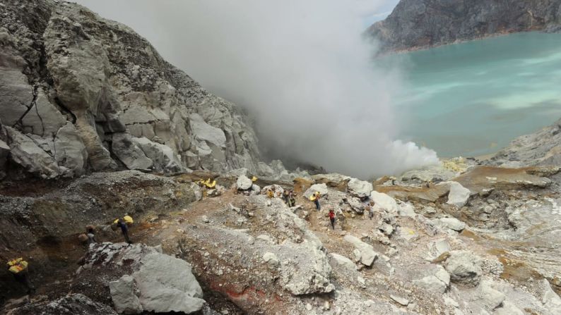 El engañosamente acogedor lago turquesa del Kawah Ijen en Indonesia está compuesto de ácido sulfúrico. El volcán es famoso por el "fuego azul" causado por la quema de gas sulfuroso cuando el azufre líquido se enfría en bloques amarillos que los mineros van a buscar. Siempre hay que tener cuidado cuando caminas junto a un volcán, más todavía cuando se trata de un lago que te puede derretir la piel. Crédito: CHRISTOPHE ARCHAMBAULT/AFP/Getty Images